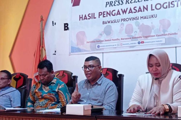 Stevin Melay (nomor dua dari kanan) memaparkan hasil pengawasan logistik dan ditemukan, semua surat suara DPRD Kota Tual Dapil 1, rusak akibat kesalahan pada percetakan