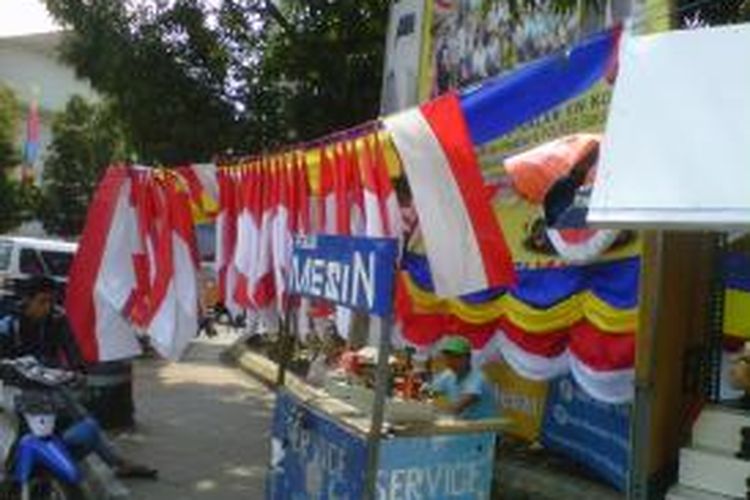 Seorang pedagang bendera berjualan di simpang empat Kejaksaan, Garut, Selasa (30/7/2013).
