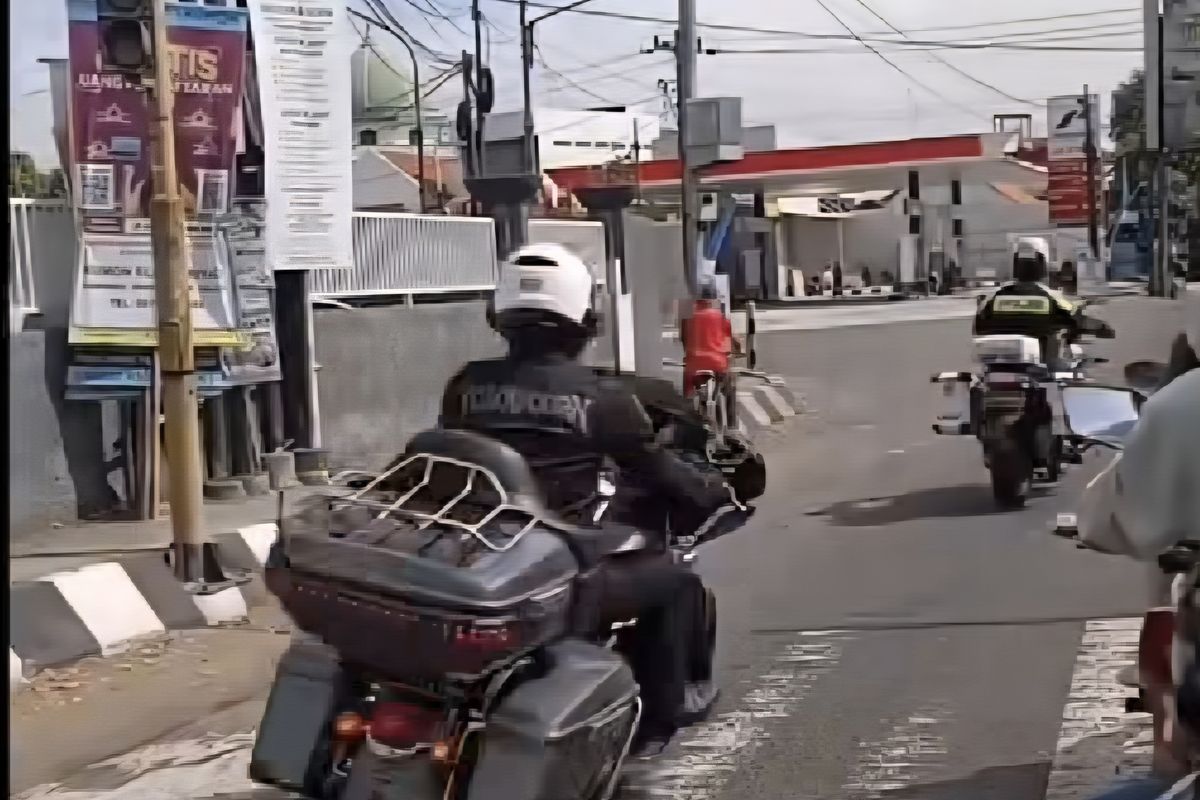 Rombongan moge dikawal pihal kepolisian menerabas lampu merah perempatan RSUD Sragen.