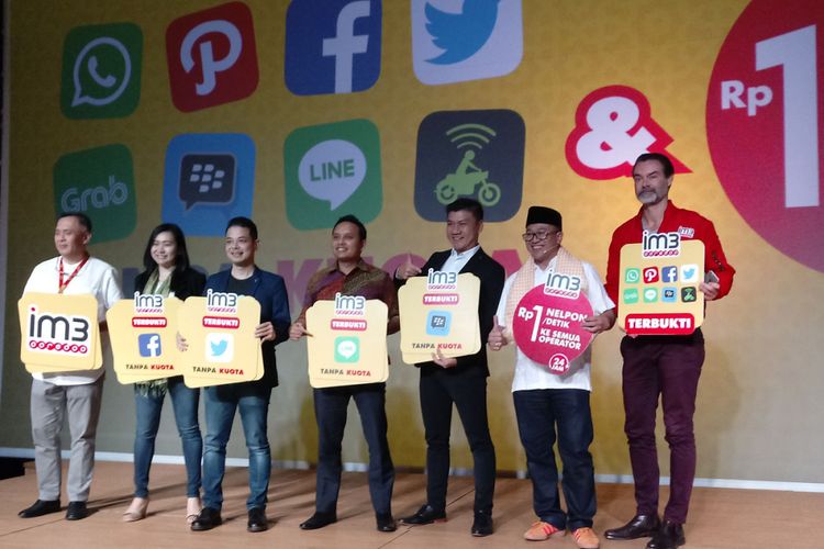 CEO Indosat Ooredoo, Alexander Rusli (kedua dari kanan) berfoto bersama para partner untuk program Freedom Combo 5.0, Rabu (10/5/2017), di Jakarta.