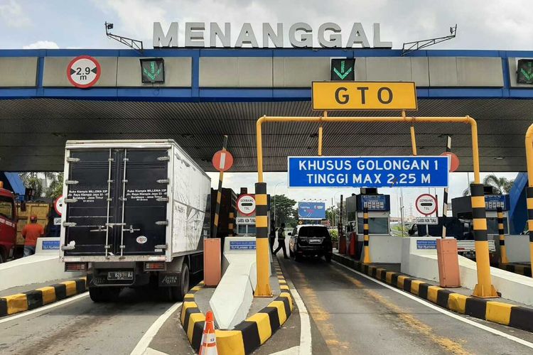 GT Menanggal, salah satu gerbang utama tol Waru - Juanda.