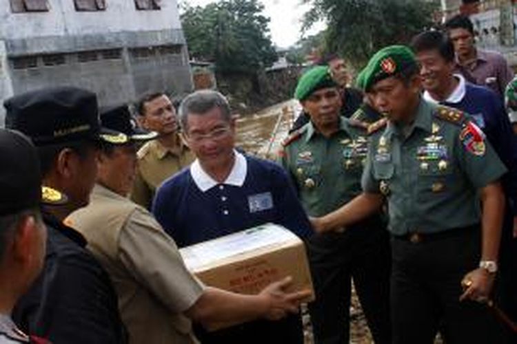 Panglima Kodam VII/Wirabuana, Mayjen Bachtiar menyerahkan sumbangan bantuan kepada korban bencana di Manado.