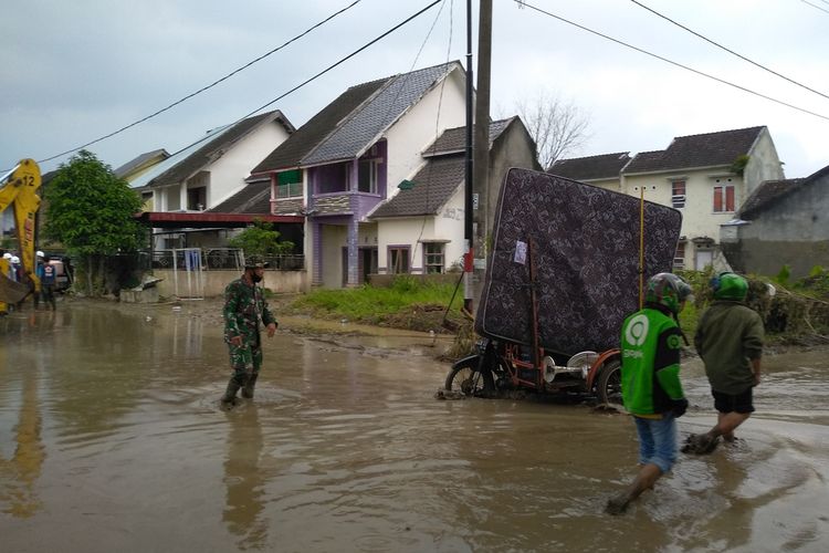 28 Mimpi banjir di kali