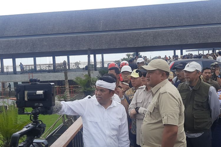 Gubernur Jawa Barat Dedi Mulyadi tak kuasa menahan tangis ketika melihat alih guna lahan di kawasan Puncak Bogor, Jawa Barat. Alih guna lahan ini menjadi pemicu banjir berulang di kawasan berhawa dingin tersebut.