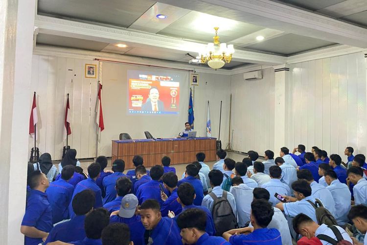 Siswa SMK Yuppentek II Tangerang menyaksikan bersama webinar pendidikan yang diadakan oleh Ganesha Operation (7/11/2024).