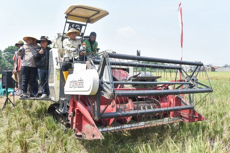 Temui Petani di Bandung, Utusan Khusus Presiden Mardiono Serahkan Bantuan Traktor