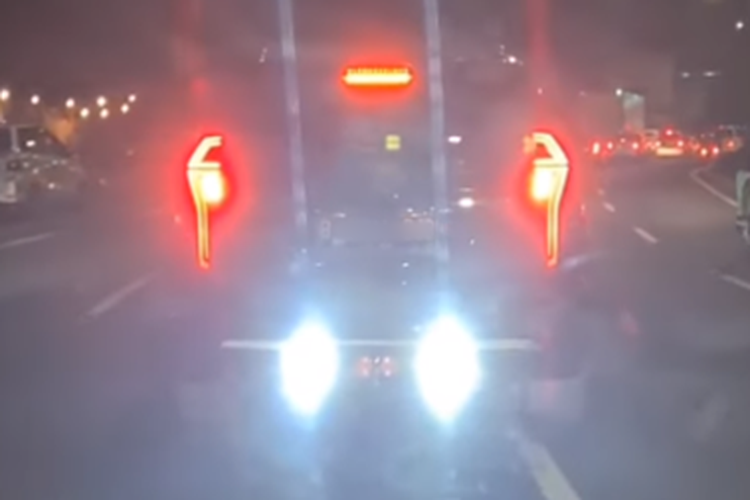 Tangkapan layar unggahan video yang memperlihatkan mobil Pajero berpelat nomor B memakai lampu rem LED putih bikin silau pengguna jalan lain yang berada di belakangnya.
