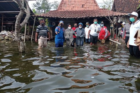 Sederet Aksi Mensos Risma Saat Tinjau Lokasi Bencana, Terobos Banjir hingga Datang Dini Hari