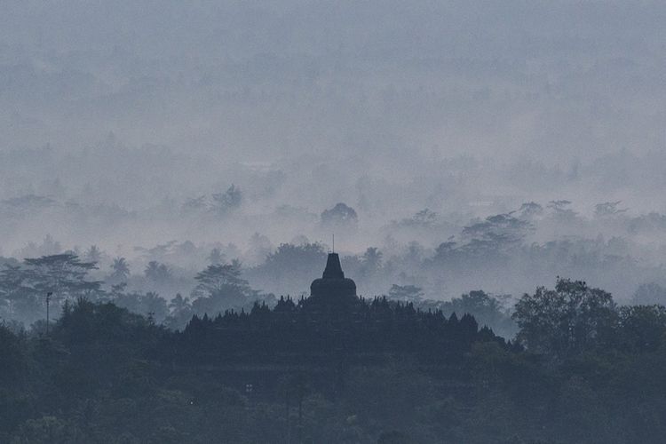 Suasana Candi Borobudur yang difoto dari Punthuk Setumbu, Borobudur, Magelang, Jawa Tengah, Kamis (30/11/2017). Candi ini termasuk salah satu dari 4 lokasi wisata yang menjadi prioritas percepatan pembangunan, sebagaimana Presiden Jokowi menargetkan kunjungan wisatawan pada 2019 mencapai 20 juta orang dan pergerakan wisatawan nusantara 275 juta, serta indeks daya saing pariwisata berada di ranking 30 dunia.