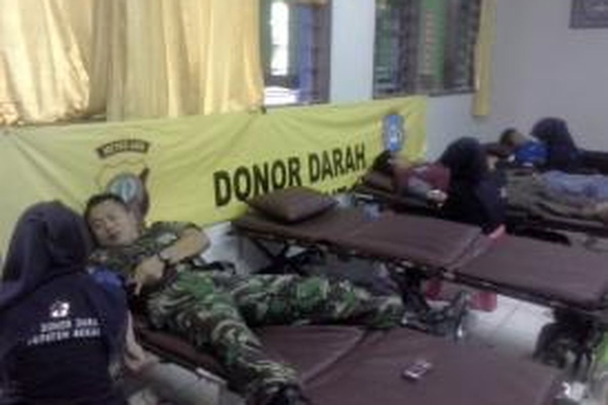 Aksi donor darah yang diselenggarakan oleh KSPSI untuk merayakan Hari Buruh Internasional