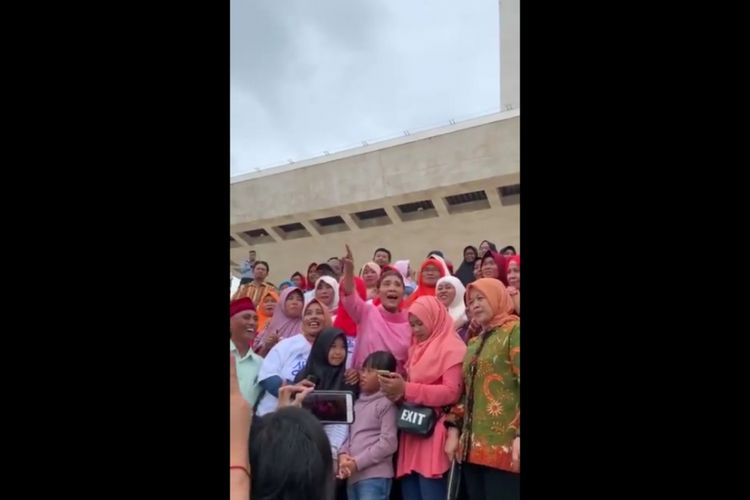 Tampak Menteri Kelautan dan Perikanan Republik Indonesia, Susi Pudjiastuti berkunjung ke Monas, Jakarta Pusat bersama ibu-ibu nelayan Muara Gembong, Rabu (13/2/2019).