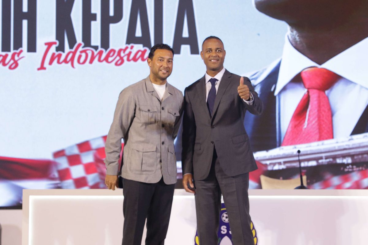 Pelatih baru Timnas Indonesia Patrick Kluivert (kanan) dan asisten pelatih Timnas Indonesia Denny Landzaat (kiri) berfoto bersama sesaat setelah konferensi pers di Hotel Mulia, Senayan, Jakarta Pusat, Minggu (12/1/2025). Patrick mengaku akan menampilkan sepak bola atraktif untuk merebut hati fan.