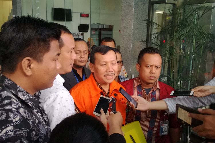Sekretaris Daerah Provinsi Jawa Barat Iwa Karniwa ditahan oleh penyidik Komisi Pemberantasan Korupsi (KPK) seusai menjalani pemeriksaan sebagai tersangka kasus dugaan suap terkait perizinan proyek Meikarta di Kabupaten Bekasi.