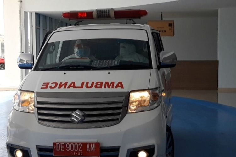 Mobil Ambulans milik RSUD dr Haulussy Ambon memilih parkir di ruang parkir RSUP dr J Leimena setelah membawa pasien Covid-19 ke rumah sakit tersebut, Rabu (27/5/2020). Mobil ambulans ini sendiri sempat tersesat dan diamuk warga di kawasan Rumah Tiga, Kecamatan Teluk AMbon