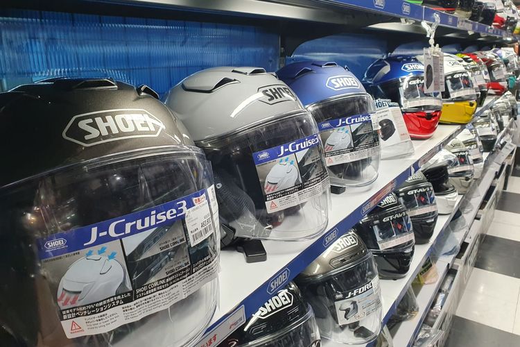 Ricoland Tokyo Bay menyediakan beragam helm, apparel dan komponen motor.