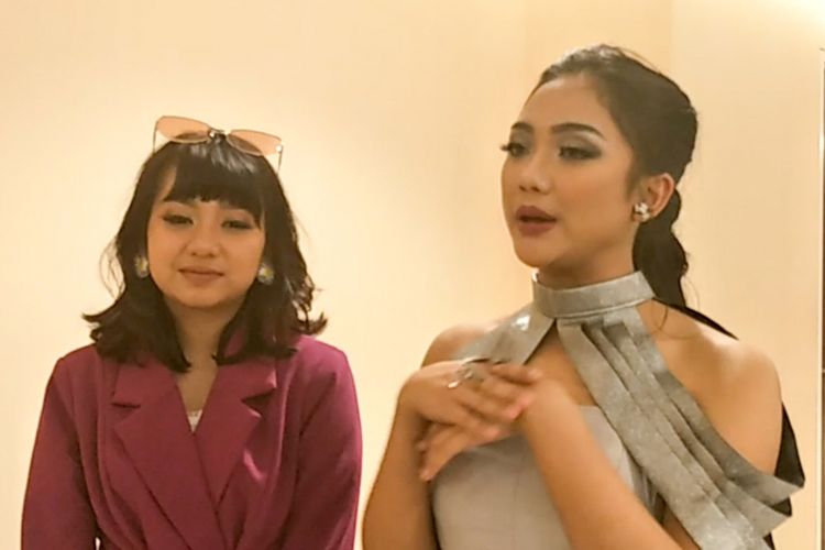 Ghea dan Marion Jola di belakang panggung Indonesian Idol yang digelar di Studio 11, MNC Studios, Kebon Jeruk, Jakarta Barat, Selasa (20/2/2018) dini hari. 