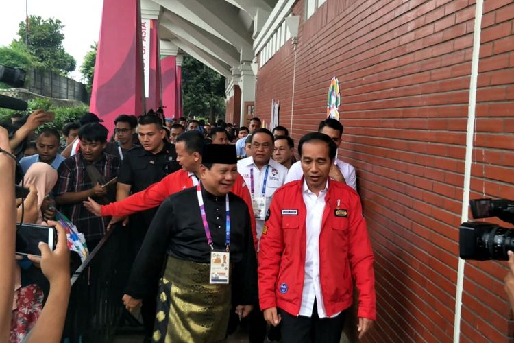 Presiden Jokowi bersama Ketua Umum Partai Gerindra Prabowo Subianto di Padepokan Pencak Silat TMII, Jakarta, Rabu (28/8/2018)