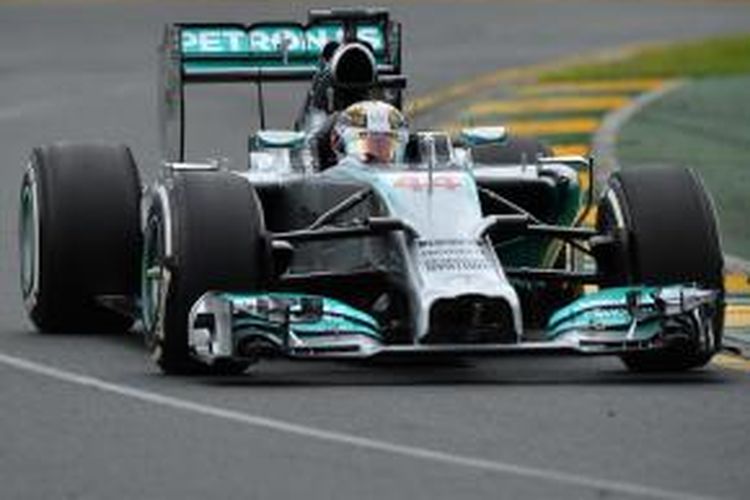 Pebalap Mercedes asal Inggris Lewis Hamilton memacu mobilnya pada sesi latihan ketiga GP Australia di Sirkuit Albert Park, Melbourne, Sabtu (15/3/2014).
