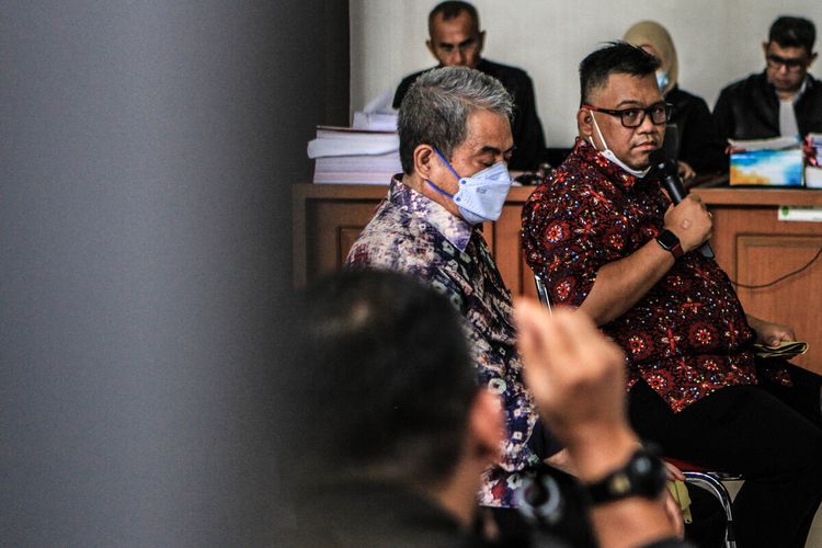 Mantan Ketua DPRD Provinsi Sumatera Selatan Giri Ramanda Kiemas menggunakan baju batik merah saat dihadirkan sebagai saksi dalam kasus dugaan korupsi pembangunan masjid Sriwijaya di Pengadilan Negeri Palembang, Kamis (7/10/2021).