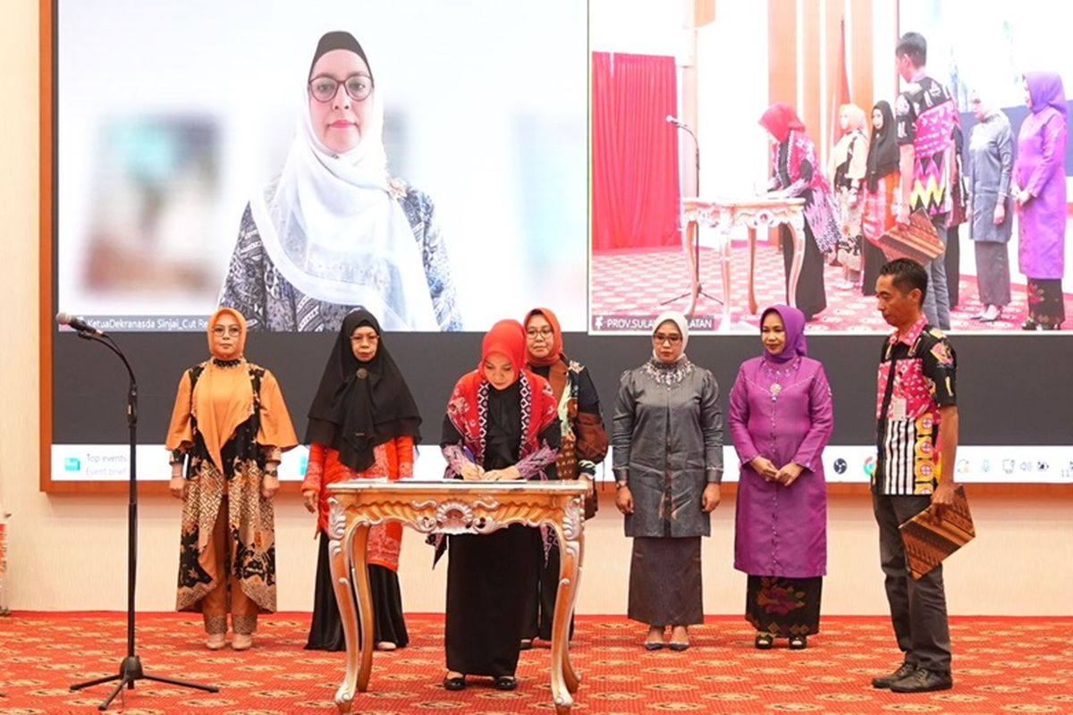 Sofha Marwah Bahtiar mengukuhkan enam Pj ketua Dekranasda kabupaten kota di Sulsel pada Jumat (24/11/2023).