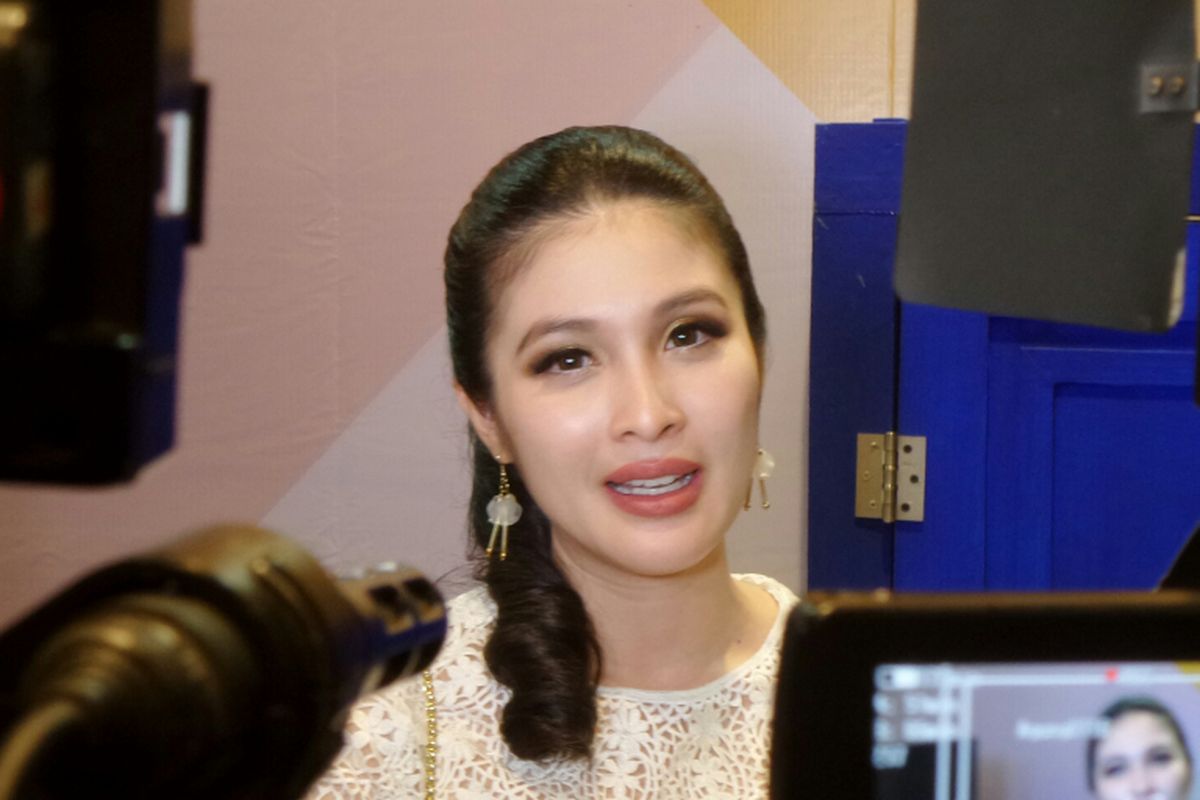 Pembawa acara yang juga model Sandra Dewi dalam peluncuran Rounn x Sandra Dewi di Grand Indonesia, Tanah Abang, Jakarta Pusat, Senin ( 23/10/2017).