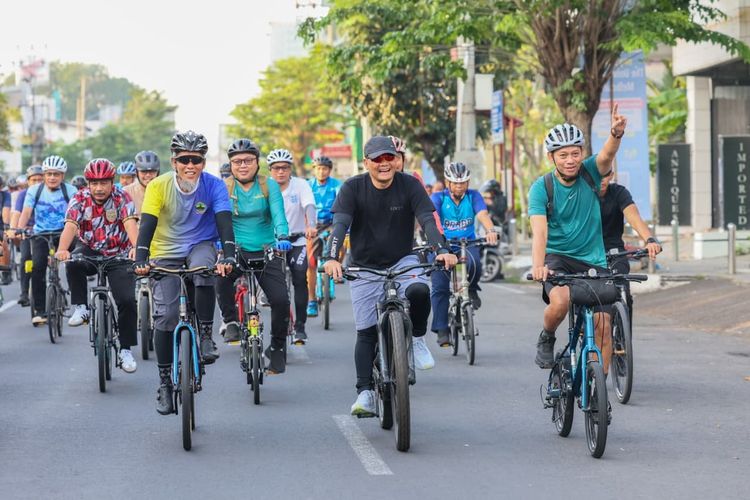 Gubernur Ahmad Luthfi Naik Sepeda ke Kantor, Ajak ASN Jateng Budayakan Hemat Energi