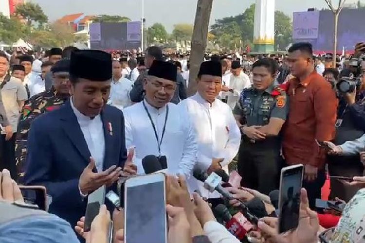 Presiden RI, Joko Widodo (Jokowi) tampak bersama Menhan Prabowo Subianto usai mengikuti Apel Hari Santri Nusantara di Tugu Pahlawan, Surabaya, Minggu (22/10/2023).