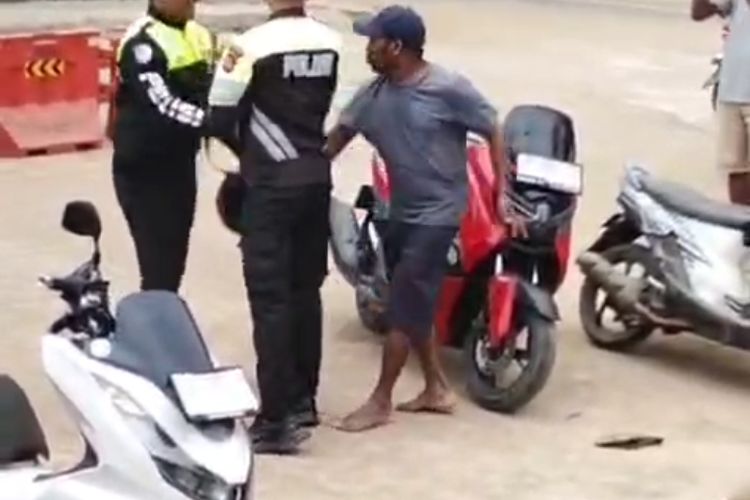 Anggota Satlantas Dipukul Pengendara Usai Tertibkan Parkir Liar di Labuan Bajo
