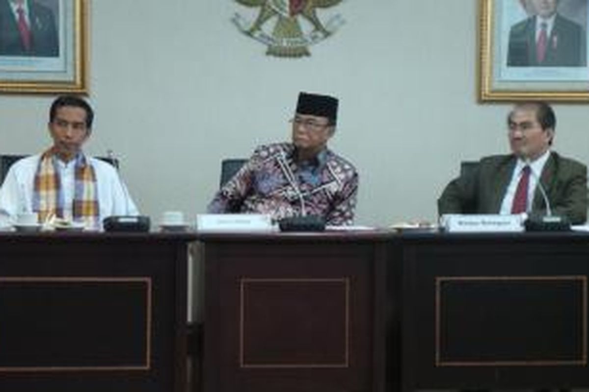 Gubernur DKI Jakarta Joko Widodo, Ketua MPR Sidarto Danusubroto, dan Ketua Delegasi Panitia 17 Jimly Asshidique saat memimpin rapat membahas nama pahlawan untuk dijadikan nama jalan protokol, Jumat (30/8/2013), di Gedung Parlemen, Jakarta.