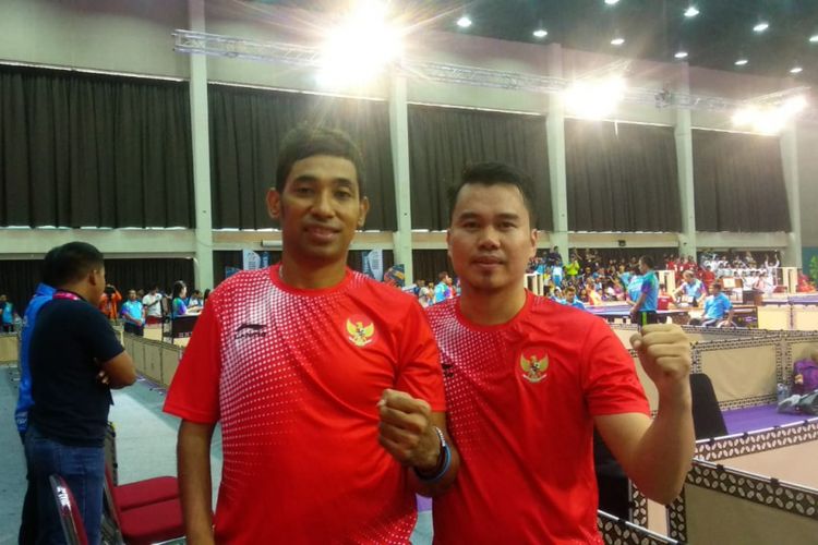 Ganda putra Indonesia, David Jacobs (kiri) dan Komet Akbar, setelah meraih medali emas cabang tenis meja ganda putra TT10 Asian Para Games 2018 dalam laga yang berlangsung di Econvention Ancol, Jakarta, Rabu (10/10/2018).