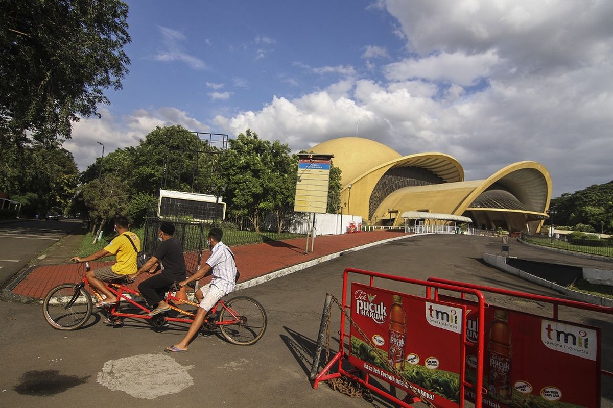 Pengunjung keluar dari theater keong mas di TMII, Jakarta, Rabu (7/4/2021). Pemerintah melalui Kementerian Sekretariat Negara (Kemensetneg) mengambil alih pengelolaan Taman Mini Indonesia Indah (TMII) dari Yayasan Harapan Kita. ANTARA FOTO/Asprilla Dwi Adha/foc.