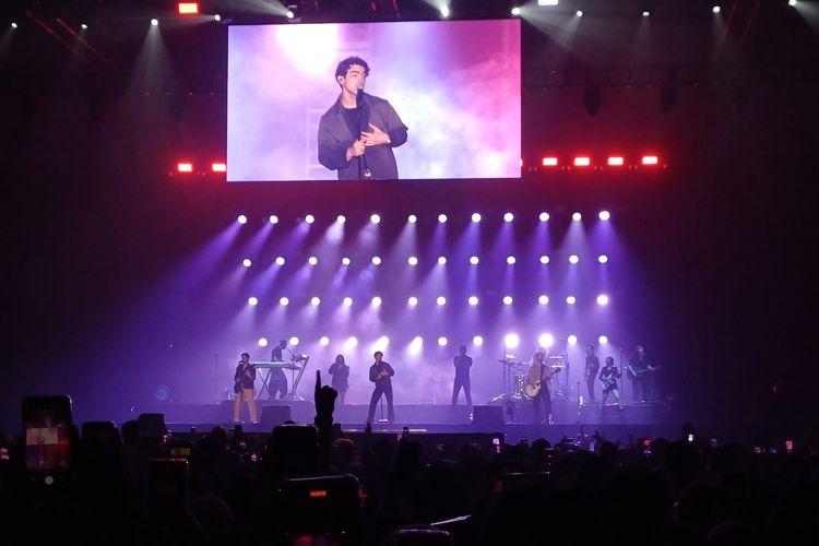 Joe Jonas tengah bernyanyi di konser Jonas Brothers di ICE, BSD, Tangerang Selatan.