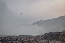 Helikopter Water Bombing Mengudara di TPA Sarimukti, Guyur 20.000 Liter Air