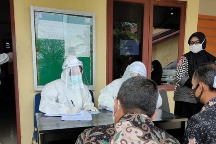 Uji swab dilakukan terhadap sebuah keluarga di Aceh dan orang-orang yang berkontak dengan keluarga tersebut. 