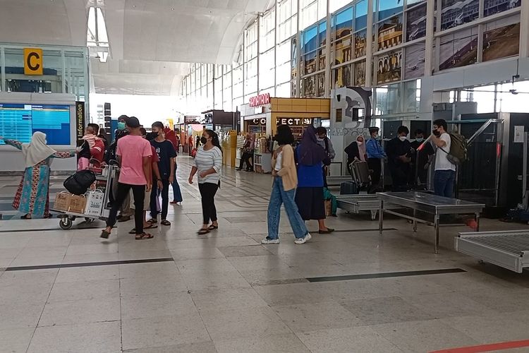 Memasuki H-4 lebaran 2022, jumlah penumpang di Bandara Internasional Kualanamu di Deli Serdang, Sumatera Utara mengalami peningkatan dari hari ke hari. Diprediksi, pucak arus mudik akan terjadi pada Sabtu (30/4/2022) atau H-2 yakni mencapai 20.000 penumpang.