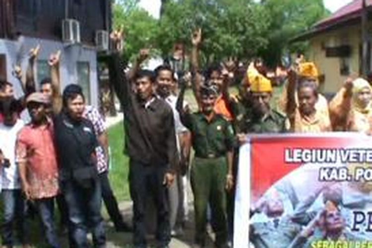 Puluhan perwakilan Legium Veteran Republik Indonesia (LVRI) Polewali Mandar  menyampaikan dukngan kemennagan Prabowo_hatta di markas kolaisi pasngan nomor urut Satu ini.