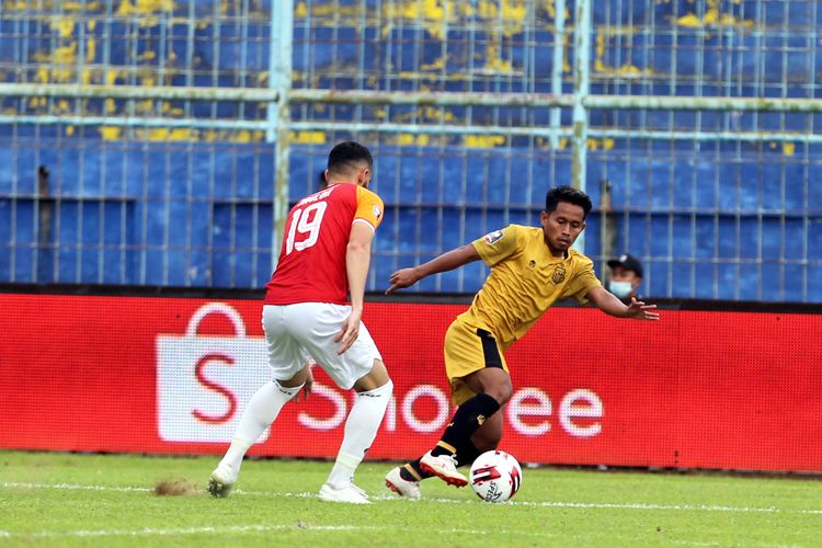 Pemain Bhayangkara Solo FC Andik Vermansah dijaga ketat pemain Borneo FC saat babak penyisihan grup B Piala Menpora 2021 yang berakhir dengen skor 1-0 di Stadion Kanjuruhan Kabupaten Malang, Jawa Timur, Senin (22/03/2021) sore.