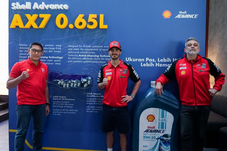 Peluncuran Shell Advance AX7 Scooter Oil 10W-30 dalam kemasan 0,65 liter ini special sebab dihadiri langsung olehpebalap utama tim pabrikan Ducati Francesco Bagnaia datang ditemani Mauro Grasilli, Ducati Corse Suporting Director yang baru 