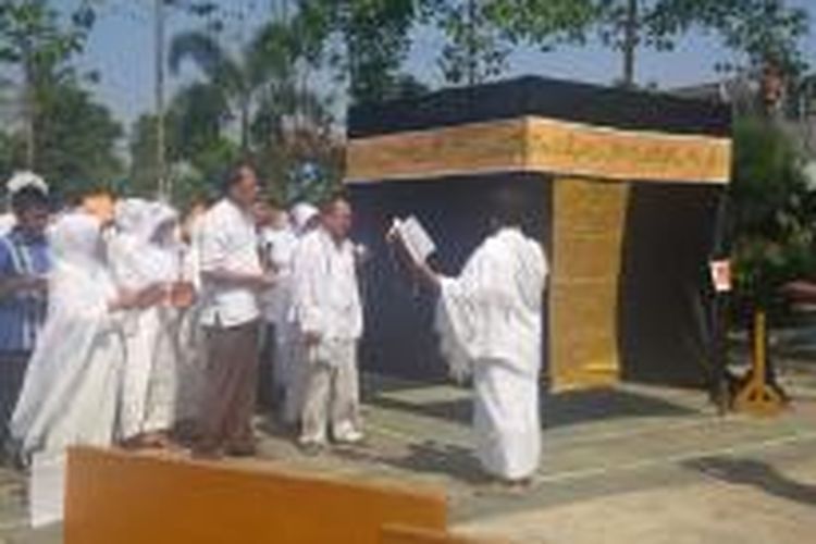 Puluhan warga mengenakan ihram dan berbaris di salah satu sudut Masjid Al-Hikmah, Komplek Permata Biru, Desa Cinunuk, Kecamatan Cileunyi, Kabupaten Bandung, Minggu (5/10/2014). Ini dilakukan berkaitan dengan perayaan Idul Adha 1435 H.