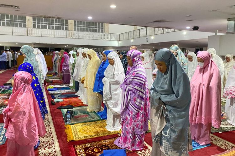 Suasana salat tarawih pertama di Masjid Raya KH Hasyim Asy'ari, Jakarta Barat, Rabu (22/3/2023). 