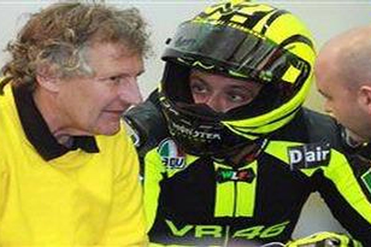 Jerry Burgess (kiri) dan Valentino Rossi.