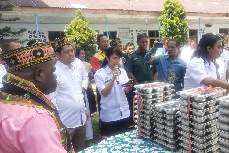 Natalius Pigai Tinjau Peluncuran MBG di Manggarai, karena Kebetulan Ada di Ruteng