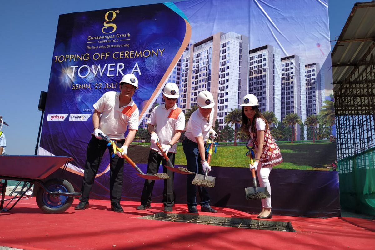 Jajaran pimpinan Gunawangsa Group saat acara topping off apartemen di Gresik, Jawa Timur. 