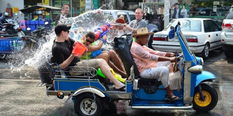 Songkran 2026 di Thailand berlangsung dari Senin (13/4/2026) sampai Rabu (15/4/2026). Simak aturan Songkran yang wajib diketahui.
