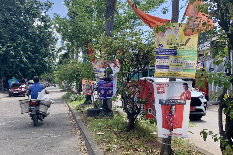 Puluhan pohon yang ada di Jalan Nangka Raya, Kayuringin Jaya, Kecamatan Bekasi Selatan, Kota Bekasi, menjadi korban iklan kampanye Pemilu 2024, Sabtu (20/1/2024). Sepanjang jalan tersebut ada banyak alat peraga kampanye (APK) berbagai jenis yang menancap di pohon-pohon.