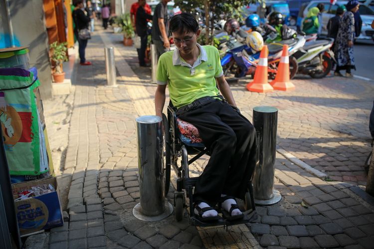 Sejumlah kaum disabilitas yang tergabung dalam Gerakan Aksesbilitas Umum Nasional (GAUN) menggelar aksi susur trotoar di sepanjang Jalan Sabang, Thamrin, ke arah Jalan Kebon Sirih, Menteng, Jakarta Pusat, Rabu (30/8/2017). Kaum disabilitas menyuarakan kebutuhan akan jalur pedestrian yang ramah dan aman akibat banyaknya trotoar yang digunakan untuk parkir mobil atau motor sampai pedagang kaki lima berjualan sehingga fasilitas untuk disabilitas menjadi rusak.