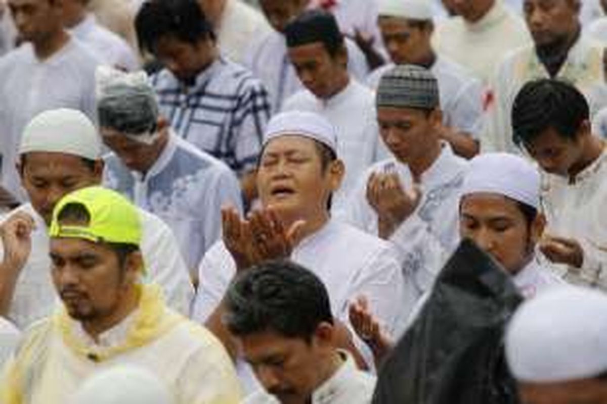 Elemen masyarakat dari berbagai kalangan saat melaksanakan shalat Jumat di kawasan silang Monas, Jakarta Pusat, Jumat (2/12/2016). Masyarakat menggelar doa bersama serta mendoakan kesatuan Indonesia dan massa juga mendesak pihak terkait agar segera menuntaskan kasus dugaan penistaan agama.