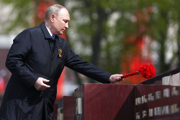 Presiden Rusia Vladimir Putin menghadiri upacara peletakan karangan bunga di Makam Prajurit Tak Dikenal setelah parade militer memperingati 77 tahun berakhirnya Perang Dunia II di Moskow, Rusia, Senin, 9 Mei 2022. 