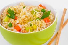 Benarkah Makan Mie Instan Dicampur Nasi Berbahaya?