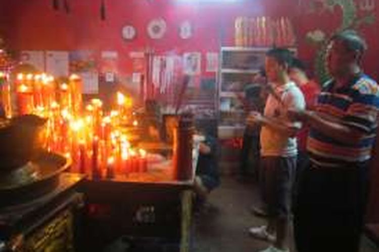 Berdoa di Klenteng, bagian dari prosesi Ciswak